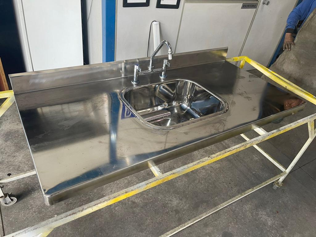 PIAS MESAS BANCADAS E ARMÁRIOS